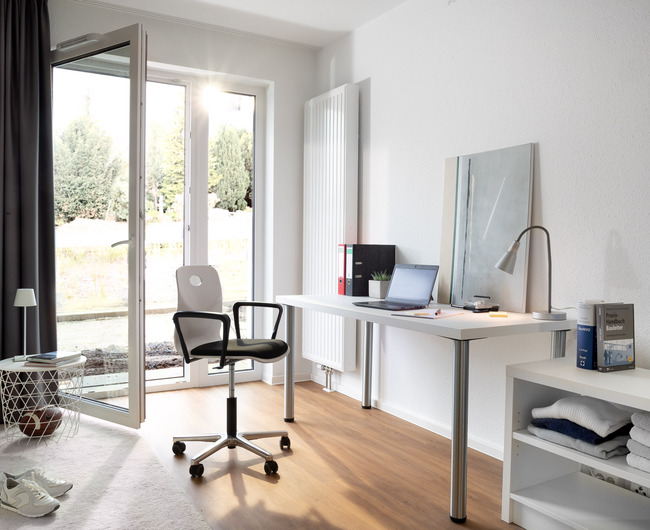 Ansicht des Schreibtisches im Einzelzimmer des Alexander Haindorf Hauses in Paderborn